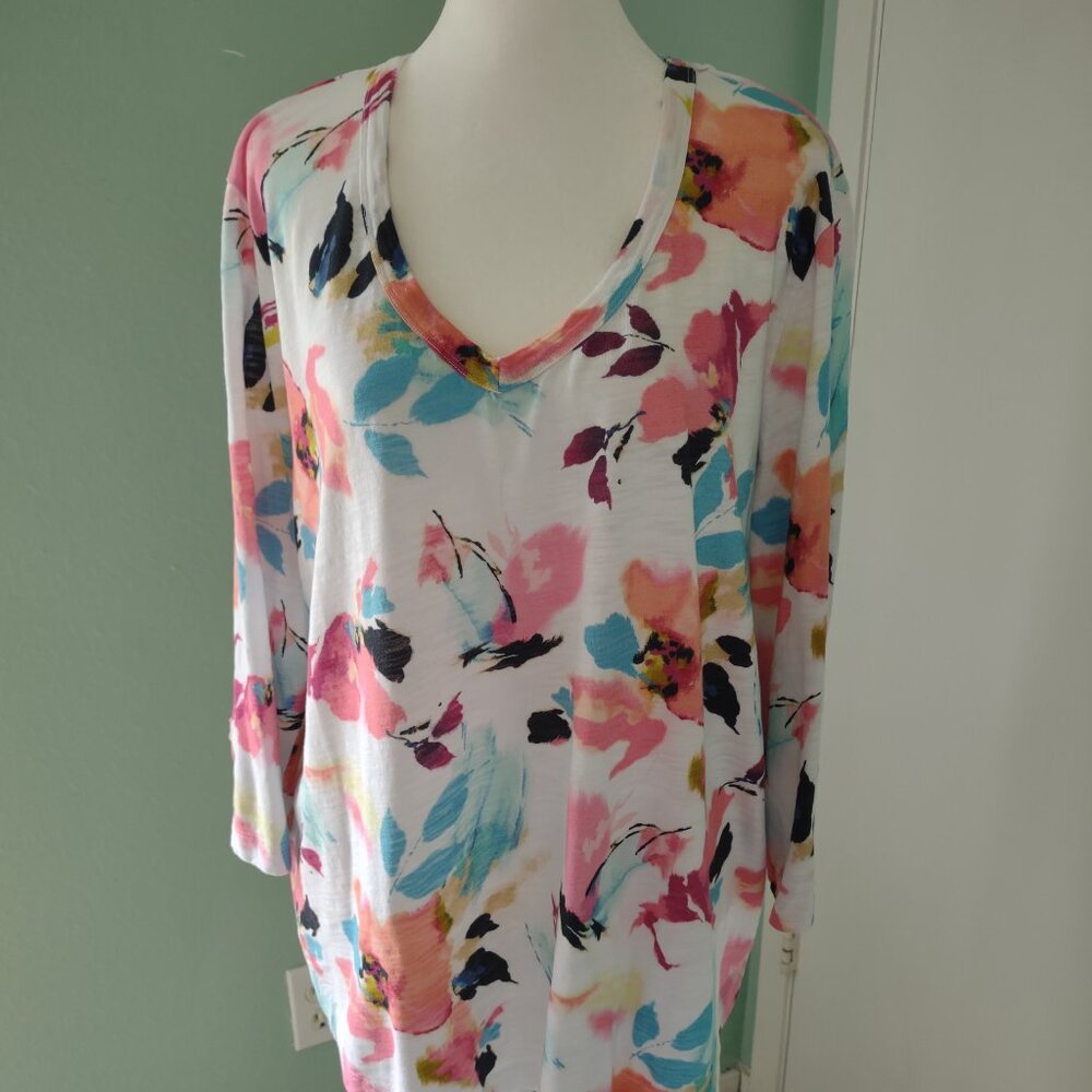 Chico's V-Neck Colorful T-shirt. Size 3 (XL)